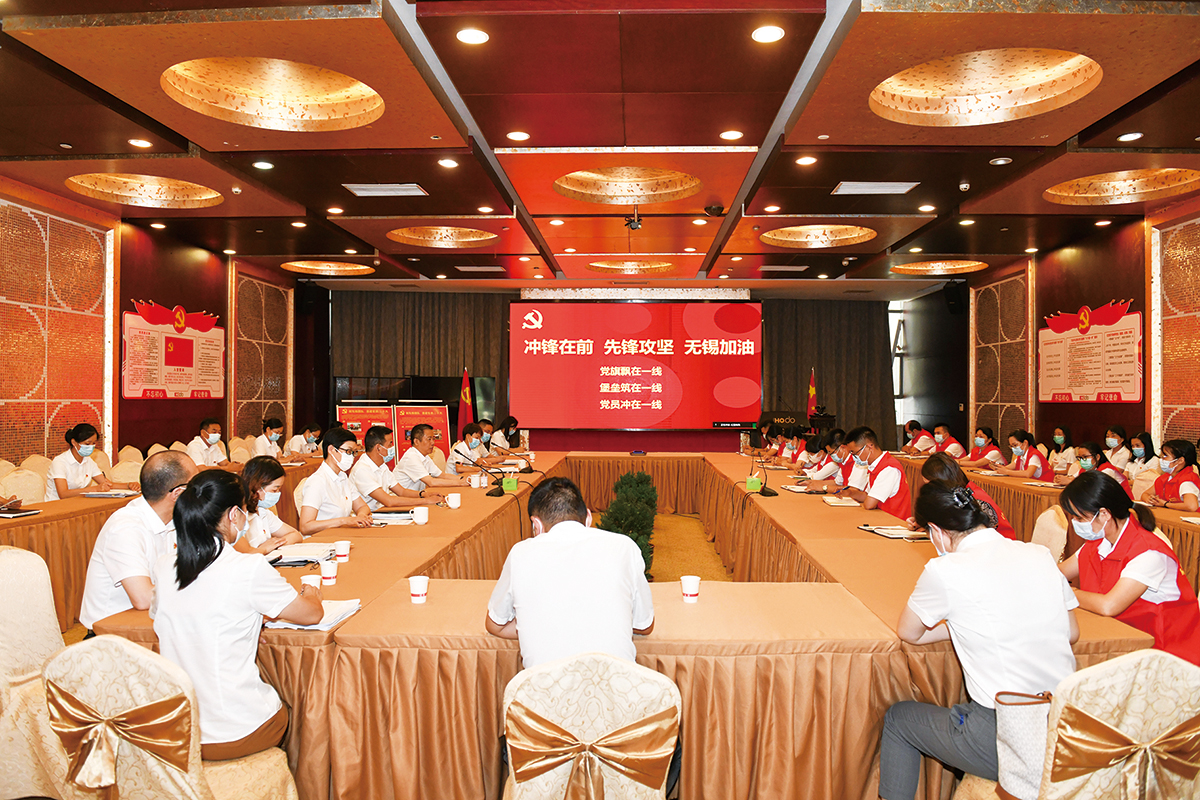 7月4日，紅豆集團黨委第一時間發(fā)出緊急通知，管控區(qū)內黨員、干部、員工積極響應，就地轉為志愿者，切實發(fā)揮紅豆黨員先鋒模范作用，沖在抗疫一線。